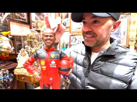 Lewis Hamilton in tuta Ferrari nel presepe di San Gregorio Armeno