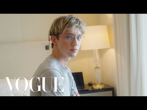 Troye Sivan si prepara per lo show di Prada durante la Men Fashion Week | Last Looks | Vogue Italia