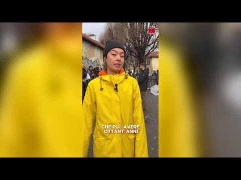 «Perché ci trattate così?». Migranti accampati al gelo in corso Verona per il permesso di soggiorno