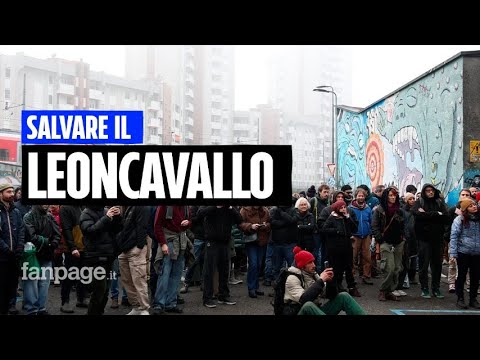 Leoncavallo a Milano, presidio contro lo sgombero del centro sociale: “Qua siamo e qua restiamo”