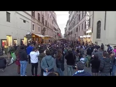 Roma, tifosi baschi in via del Corso: cori e fiumi di birra prima di Lazio-Real Sociedad