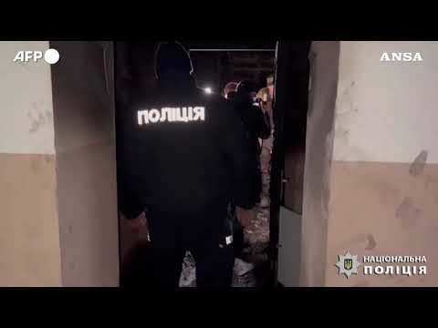 Ucraina, droni russi sulla regione di Kiev: la polizia ispeziona i danni