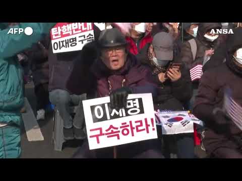 Corea Sud, i sostenitori di Yoon Seok Yul sotto la sua abitazione