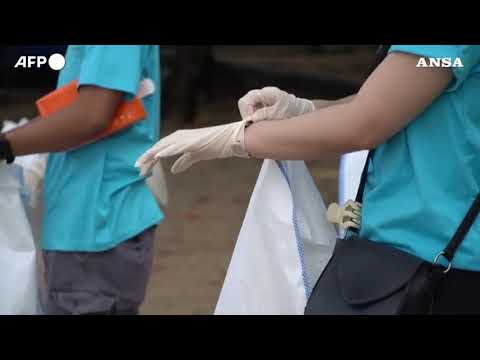 Bali, i volontari ripuliscono la spiaggia dalla spazzatura portata dai monsoni