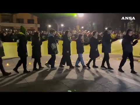 In un flash mob l’onda gialla abbraccia la famiglia di Giulio Regeni