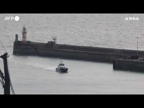 Migranti tentano di attraversare la Manica, rimandati a Dover dalle autorita’ britanniche