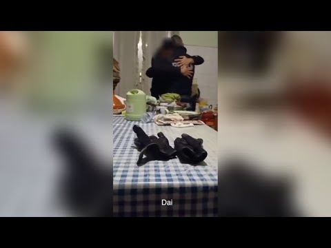 Il video del suicidio sventato dai poliziotti a Torino. Dal Viminale: «Fieri di voi»