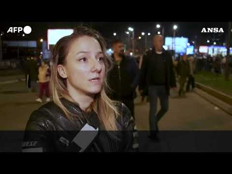 Migliaia di studenti bloccano un importante snodo stradale a Belgrado