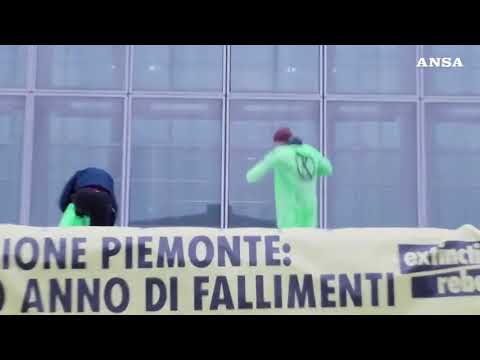 Maxi scritta per il clima di Extinction Rebellion al Grattacielo Piemonte