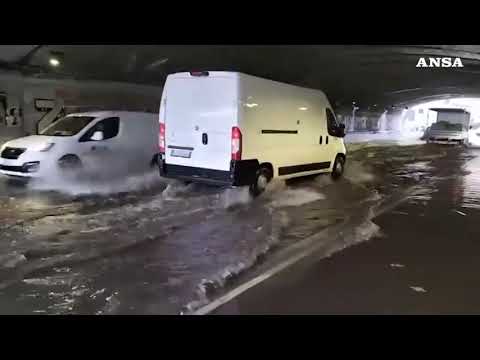 Maltempo, bomba d’acqua a Firenze e strade allagate
