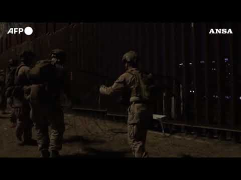 I Marines installano il filo spinato sul muro al confine con il Messico