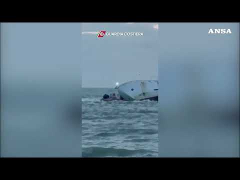 Peschereccio naufraga di fronte al porto di Cesenatico
