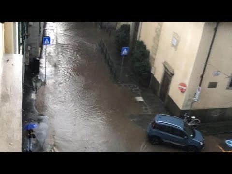 Maltempo a Firenze, via Romana allagata: il video