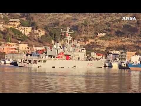 La nave Cassiopea in Albania, lo sbarco dei 49 migranti