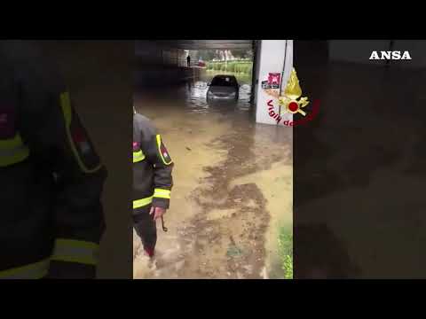 Maltempo, bomba d’acqua a Firenze: soccorsa una persona in un sottopasso allagato