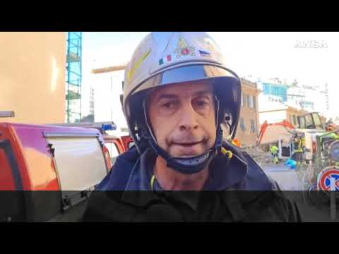 Crolla un muro a Genova, i vigili del fuoco: “Scaviamo per escludere feriti”
