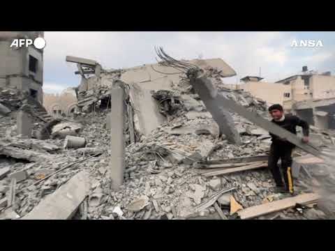 Attacco su Gaza, palestinesi cercano sopravvissuti fra le macerie