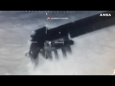 Maltempo in Toscana, cargo contro un pontile a Marina di Massa