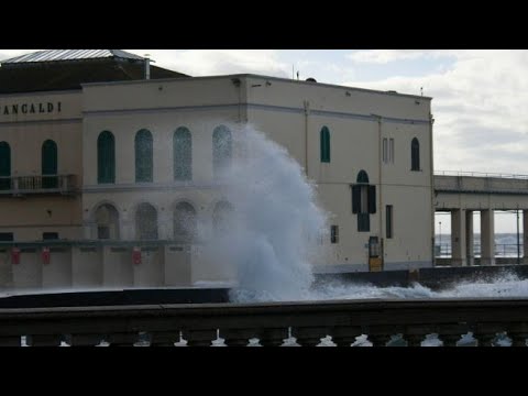 A Livorno onde oltre due metri: il video della mareggiata
