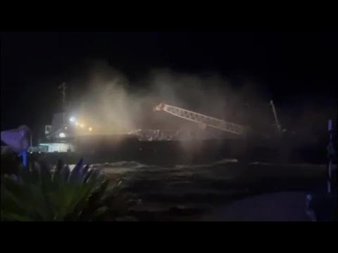 Marina di Massa, una nave cargo si schianta contro il pontile