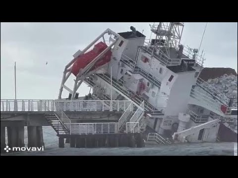Rischio ambientale dopo la collisione tra la nave e il pontile a Marina di Massa