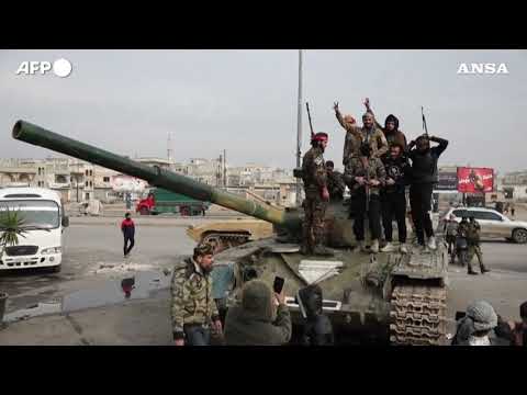 Siria, le forze governative ad interim si schierano a Homs