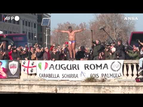 Capodanno a Roma, il tradizionale tuffo nel Tevere
