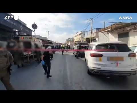 Spari contro un bus in Cisgiordania, almeno tre le vittime