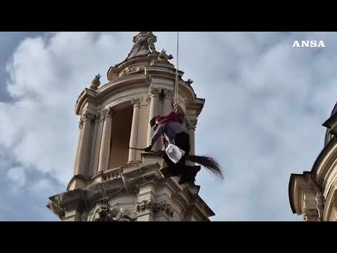 Roma, a Piazza Navona il tradizionale “volo” della Befana coi Vigili del Fuoco