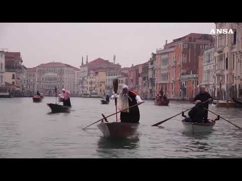 A Venezia le Befane arrivano in barca sul Canal Grande