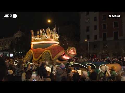 Spagna, la parata dei Re Magi per le strade di Madrid