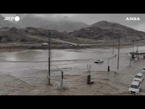 Maltempo in Arabia, allagamenti e disagi alla Mecca