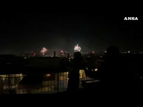 Capodanno, i fuochi d’artificio sui tetti di Roma