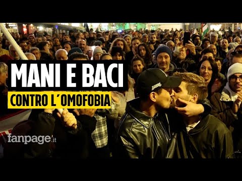 Coppia gay aggredita, piazza piena a Roma contro l’omofobia: “Non dobbiamo più aver paura”