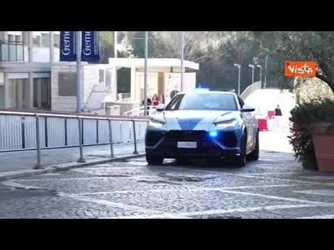 La Befana della Polizia arriva in Lamborghini per i piccoli pazienti del Gemelli di Roma