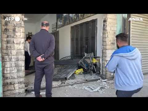 Cisgiordania, residenti di un campo profughi ispezionano i danni di un raid israeliano