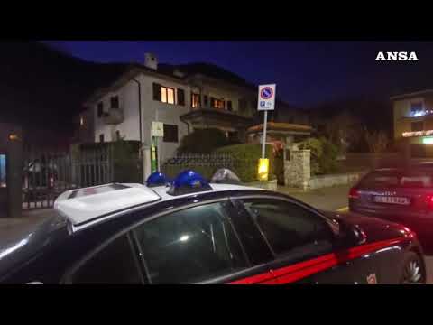 Bambina di 3 anni si ferisce con la pistola del padre