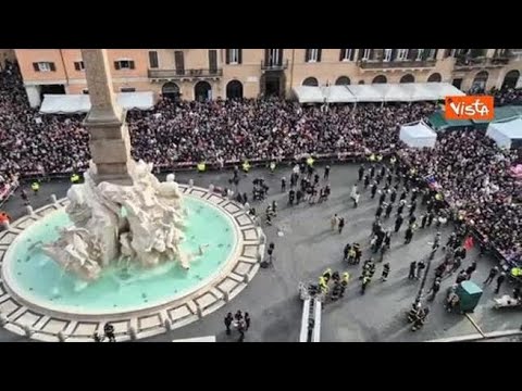 La Befana arriva dal cielo in piazza Navona per la gioia dei bambini