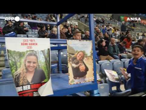 Israele, partita di calcio tra familiari degli ostaggi ed ex nazionali