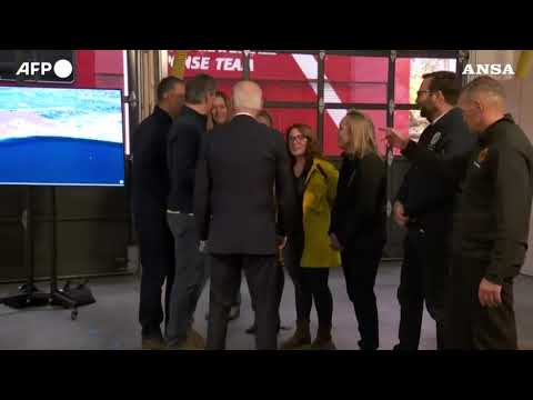 Los Angeles in fiamme, Biden visita una stazione dei vigili del fuoco