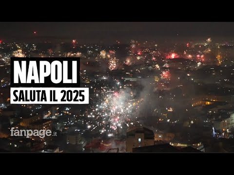 Capodanno 2025 a Napoli, lo spettacolo dei fuochi artificiali visti dall’alto per salutare il 2024