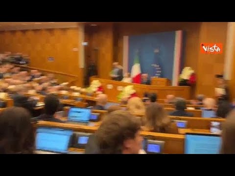 L’applauso dei giornalisti per Cecilia Sala alla conferenza stampa di Meloni a Montecitorio