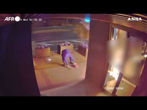 L’attacco e i pantaloni in fiamme, piromane “maldestro” in azione in Australia
