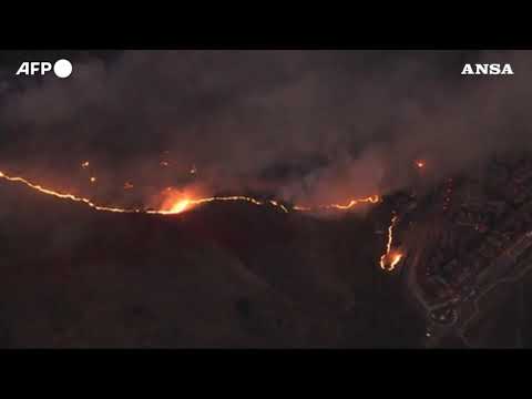 Los Angeles, gli elicotteri combattono le fiamme