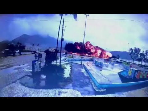 Aereo scivola sulla pista di atterraggio e si schianta sulla spiaggia in Brasile