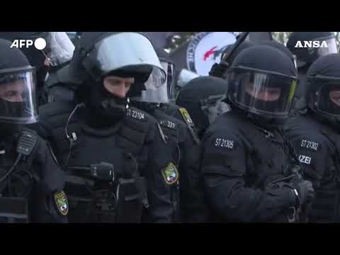 In Germania manifestanti ostacolano l’avvio del congresso di Afd