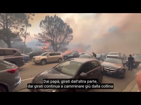 Il video drammatico dalla California, la fuga di un uomo e del suocero anziano in mezzo alle fiamme