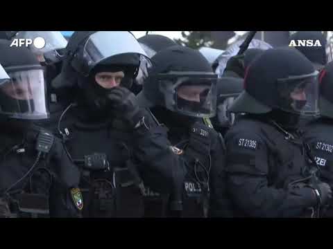 Germania, la polizia sgombera i manifestanti al congresso di AfD