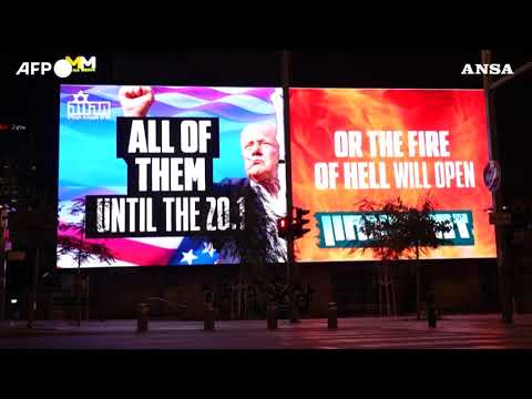 A Tel Aviv il cartellone cita Trump sull’accordo per gli ostaggi