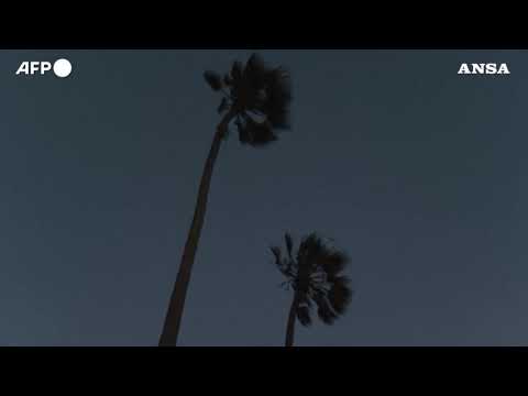 Incendi a Los Angeles, tra il fumo e le macerie a Palisades